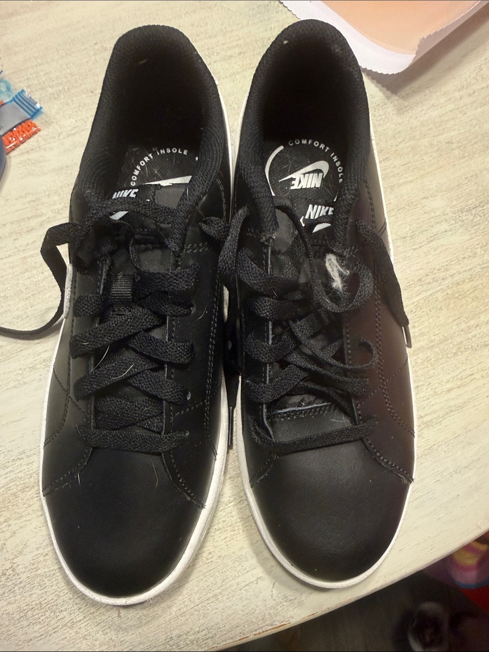 Nike Black Low-Top Lace-Up Sneakers with White Trim